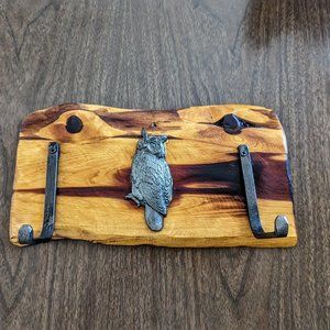Wood wall plaque with owl and adjustable hooks for hanging items